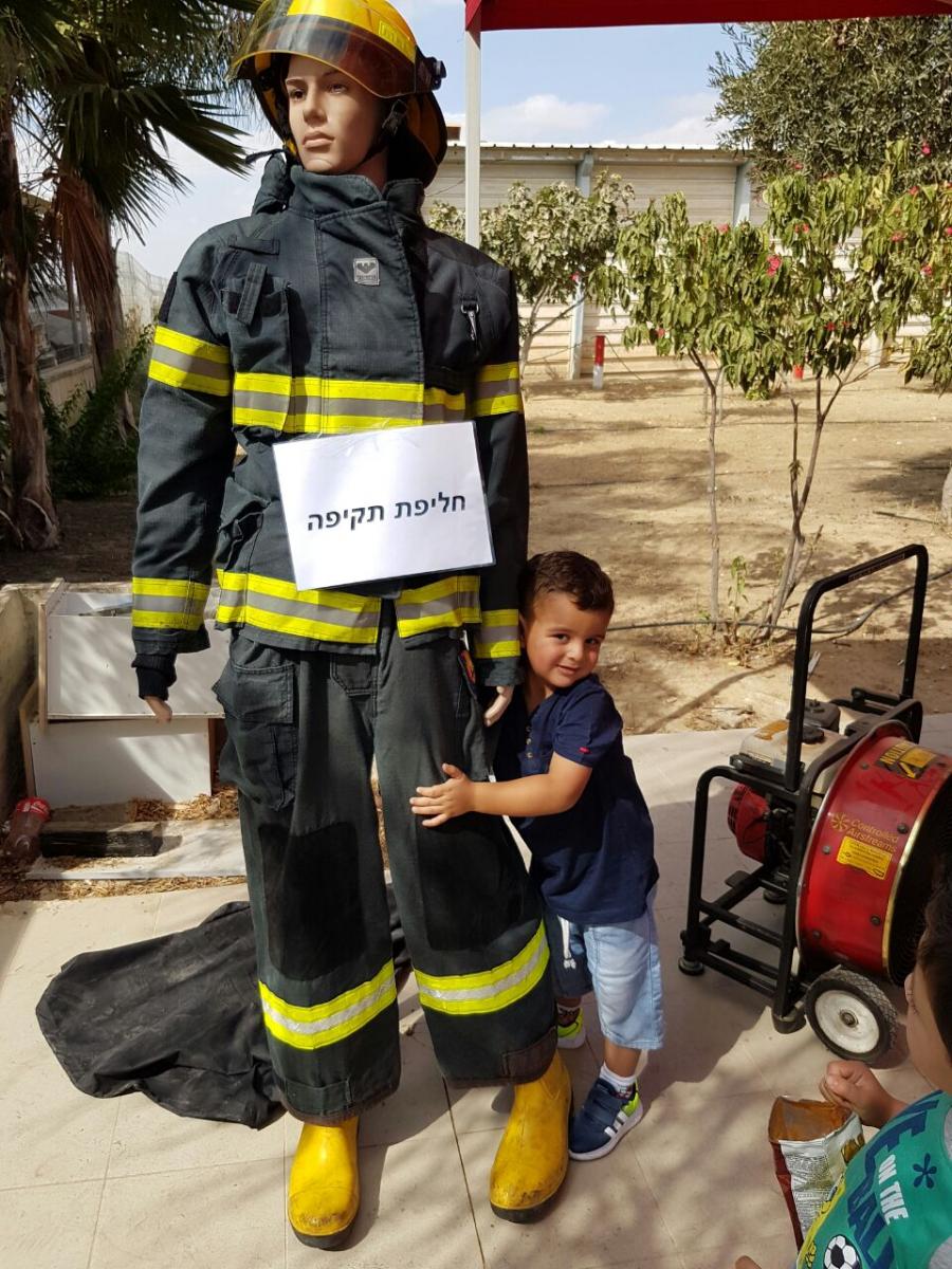 ילד חמוד וחליפת כיבוי. כולם נהנו ביום הפתוח של כיבוי נגב (צילום: דוברות הצלה)